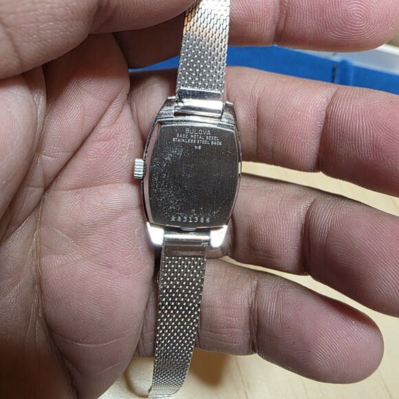 Vintage 1975 Bulova Accutron For Women With Original Case And Box *NOT RUNNING* - Picture 4 of 8